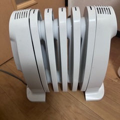 デロンギ　オイルヒーター　1〜3畳用　タイマー付　暖房器具の画像