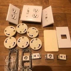 ご覧いただきありがとうございます指定場所までお運びします家が知られたくない場合はご相談下さい引取りできるのであれば問題ありません長さ1630 室内エアコンカバー 因幡電工 スリムダクトMD(室内用) 少し使いました スーパー角度定規 ライティングレール(直付用)　2個 コーキングガン タオル掛け　2個 アメリカンコンセントとスイッチプレート コンセント多数の画像