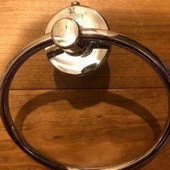 ご覧いただきありがとうございます指定場所までお運びします家が知られたくない場合はご相談下さい引取りできるのであれば問題ありません長さ1630 室内エアコンカバー 因幡電工 スリムダクトMD(室内用) 少し使いました スーパー角度定規 ライティングレール(直付用)　2個 コーキングガン タオル掛け　2個 アメリカンコンセントとスイッチプレート コンセント多数の画像