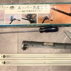 ご覧いただきありがとうございます指定場所までお運びします家が知られたくない場合はご相談下さい引取りできるのであれば問題ありません長さ1630 室内エアコンカバー 因幡電工 スリムダクトMD(室内用) 少し使いました スーパー角度定規 ライティングレール(直付用)　2個 コーキングガン タオル掛け　2個 アメリカンコンセントとスイッチプレート コンセント多数の画像