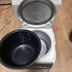 東芝　炊飯器　3合炊き　しゃもじ付　ひとり暮らしの画像