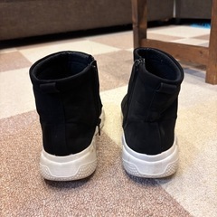 黒ハイカットシューズの画像