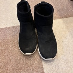 黒ハイカットシューズの画像