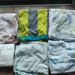 大量　新品未使用品のバスタオル類、ハンドタオル類、ハンカチ類。白い大きなバッグとシーツは無料。の画像