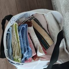 大量　新品未使用品のバスタオル類、ハンドタオル類、ハンカチ類。白い大きなバッグとシーツは無料。の画像