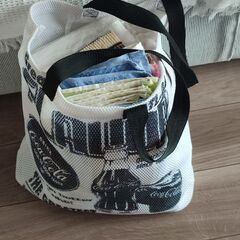 大量　新品未使用品のバスタオル類、ハンドタオル類、ハンカチ類。白い大きなバッグとシーツは無料。の画像