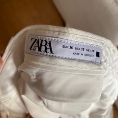 ZARA メンズの白パンツの画像