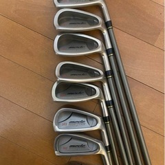 MIZUNOブランドの10本のアイアンセットとadidas製キャディバッグのセット。の画像