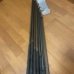 MIZUNOブランドの10本のアイアンセットとadidas製キャディバッグのセット。の画像