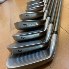 MIZUNOブランドの10本のアイアンセットとadidas製キャディバッグのセット。の画像