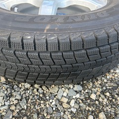 スタッドレスタイヤとホイールセットの画像