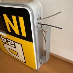 LED満空灯と車止めの画像