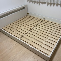 【再投稿】マットレス付きベッドフレーム　クイーンサイズ　コンセント・宮付きの画像