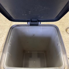 蓋つきゴミ箱の画像