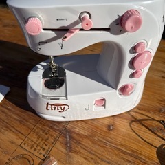 タイニーソーイングマシン｜軽量コンパクトミシン｜フットペダル付き・家庭用｜伊勢崎市宮子町の画像