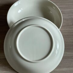 【0円でお譲りします】『無印良品』磁器ベージュ鉢・中 ２枚の画像
