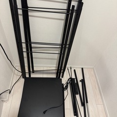 山善(YAMAZEN) レンジラック ゴミ箱上ラック (2口コンセント付き) 【全体耐荷重60kg】 幅50-79.5×奥行42×高さ170cm 棚板高さ調節可能 棚板2枚 フック4個付き レンジ台 ラック 組立品 ブラック EPE-2(BK)の画像