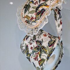 レース付きリーフ柄のトイレットペーパーカバーの画像