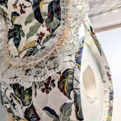 レース付きリーフ柄のトイレットペーパーカバーの画像