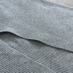 グレーのタイトスカートの画像