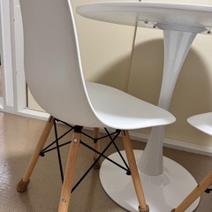 
IKEAダイニング丸テーブル椅子のセット の画像