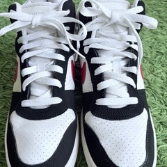 ✨NIKE ハイカット 白×黒×赤 25cm 美品✨ 使用少なめ！おしゃれカラーの画像