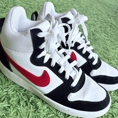 ✨NIKE ハイカット 白×黒×赤 25cm 美品✨ 使用少なめ！おしゃれカラーの画像