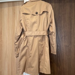 トレンチコート　レディース　服の画像