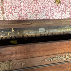 The Cable Companyアンティークピアノの画像