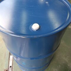 空ドラム缶200Lです。室内保管なので結構きれいです。画像のとおり大小フタ付です。早く来られる方を優先させてくださいの画像