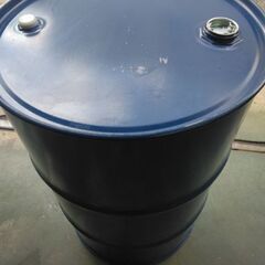 空ドラム缶200Lです。室内保管なので結構きれいです。画像のとおり大小フタ付です。早く来られる方を優先させてくださいの画像