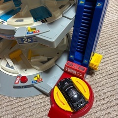 お話し中　 トミカぐるぐる立体パーキングの画像