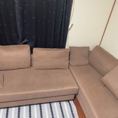 4にん人古いソファーの画像