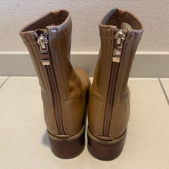 イーボル ショートブーツ ベージュの画像