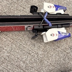 スキー板とストックの画像