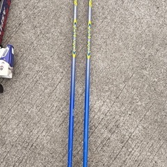 スキー板とストックの画像