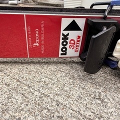 スキー板とストックの画像