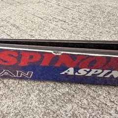 スキー板とストックの画像