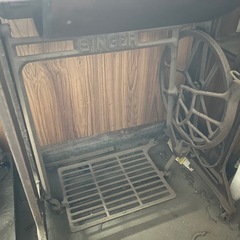 足踏み式ミシンの画像