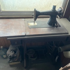 足踏み式ミシンの画像