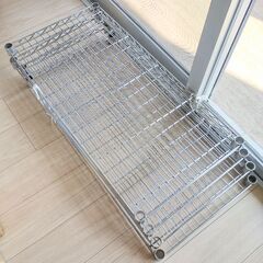 《更新:足元のパーツと予備のパーツが見つかりました!!》メタルシェルフ(大)4段　アイリスオーヤマ　キャスター付き　スチールラック　メタルラック　サイズ : 横幅91 × 奥行46 × 高さ151cm(キャスター込) : 156cm、ポール径25mmの画像