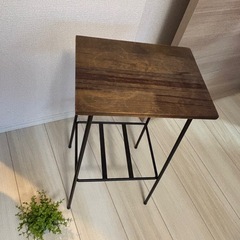 サイドテーブルとフェイクグリーン（ニトリ）の画像