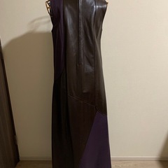 大人のレザーロングワンピースの画像