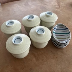 茶碗蒸しと漬物皿の画像