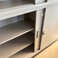 業務用　書庫　棚　鍵付きの画像
