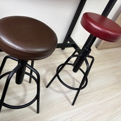 バーカウンターとカウンターチェアセットの画像