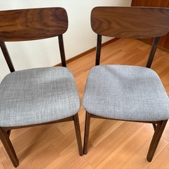 ダイニングテーブル、椅子の画像