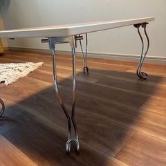 折りたたみテーブルの画像