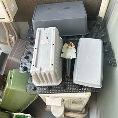 植物を植えたり肥料を与えたりするためのプラスチック製の鉢の画像