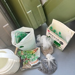 植物を植えたり肥料を与えたりするためのプラスチック製の鉢の画像